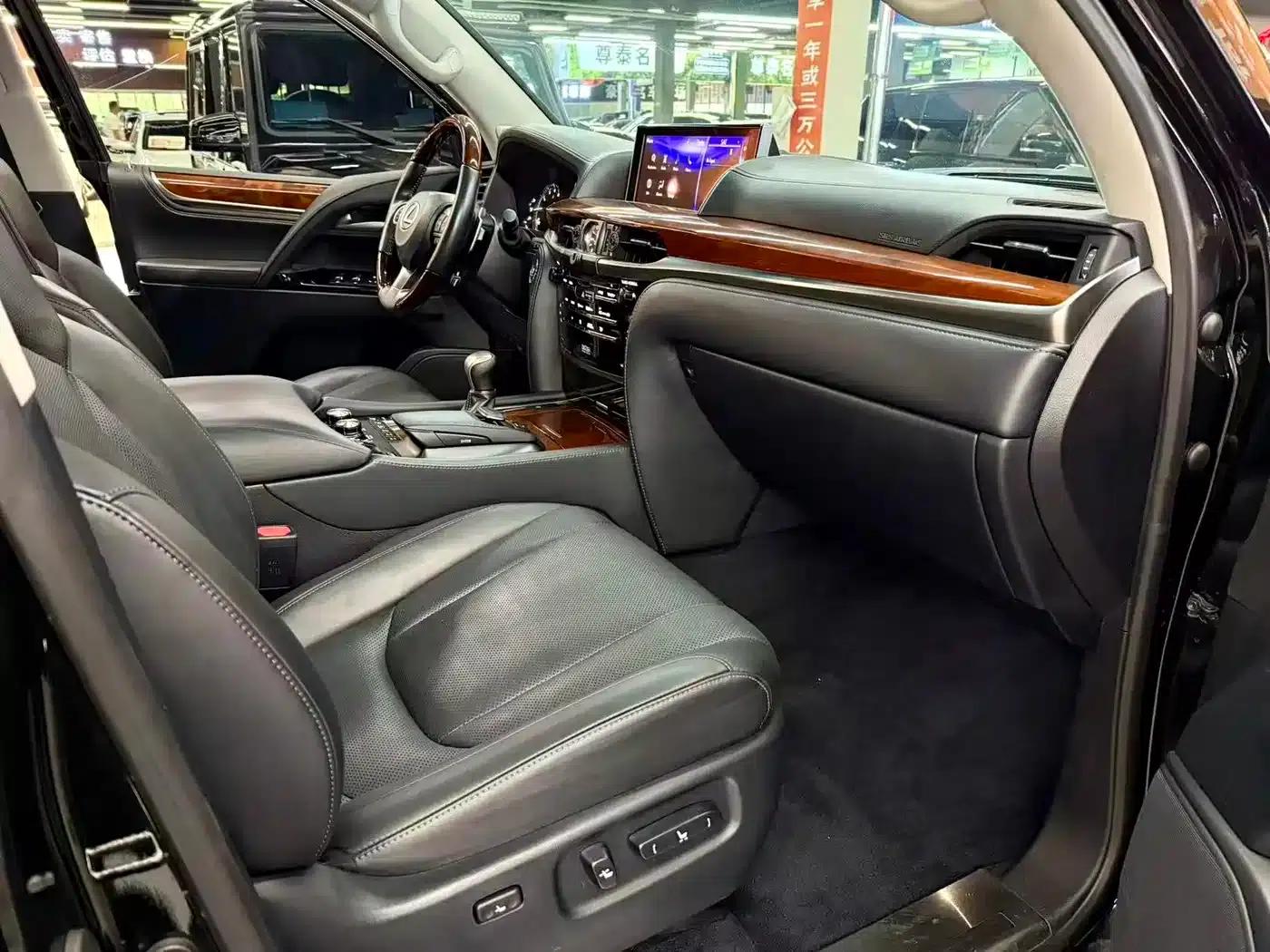 2016 Lexus LX 570 Dynamic Luxury Edition — миниатюра 14