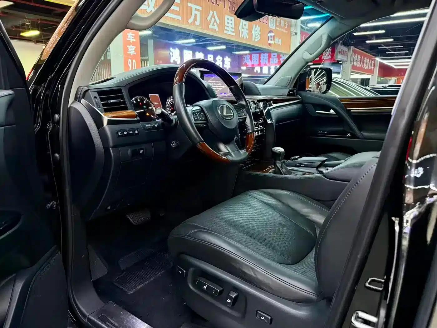 2016 Lexus LX 570 Dynamic Luxury Edition — миниатюра 4