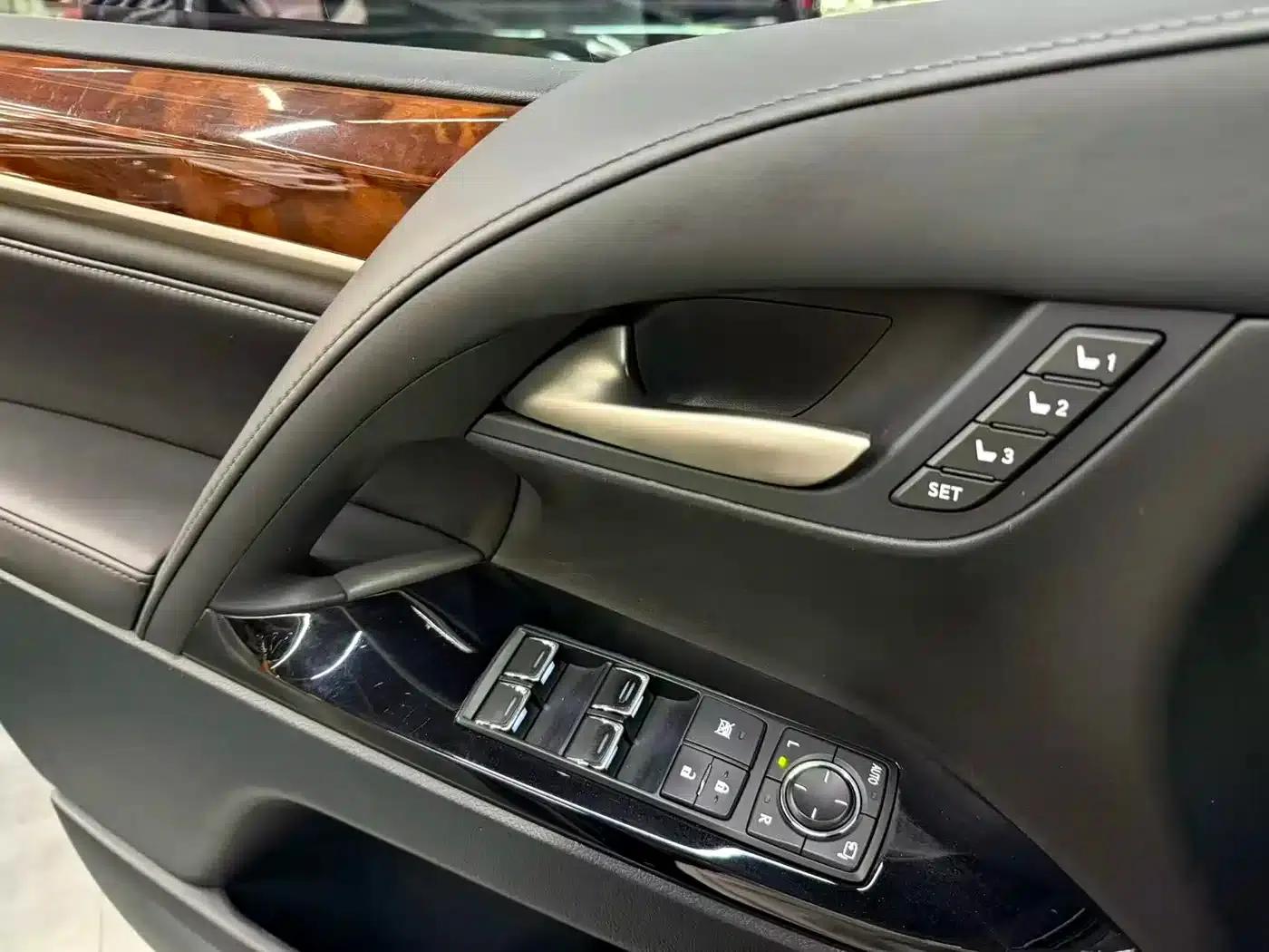 2016 Lexus LX 570 Dynamic Luxury Edition — миниатюра 5