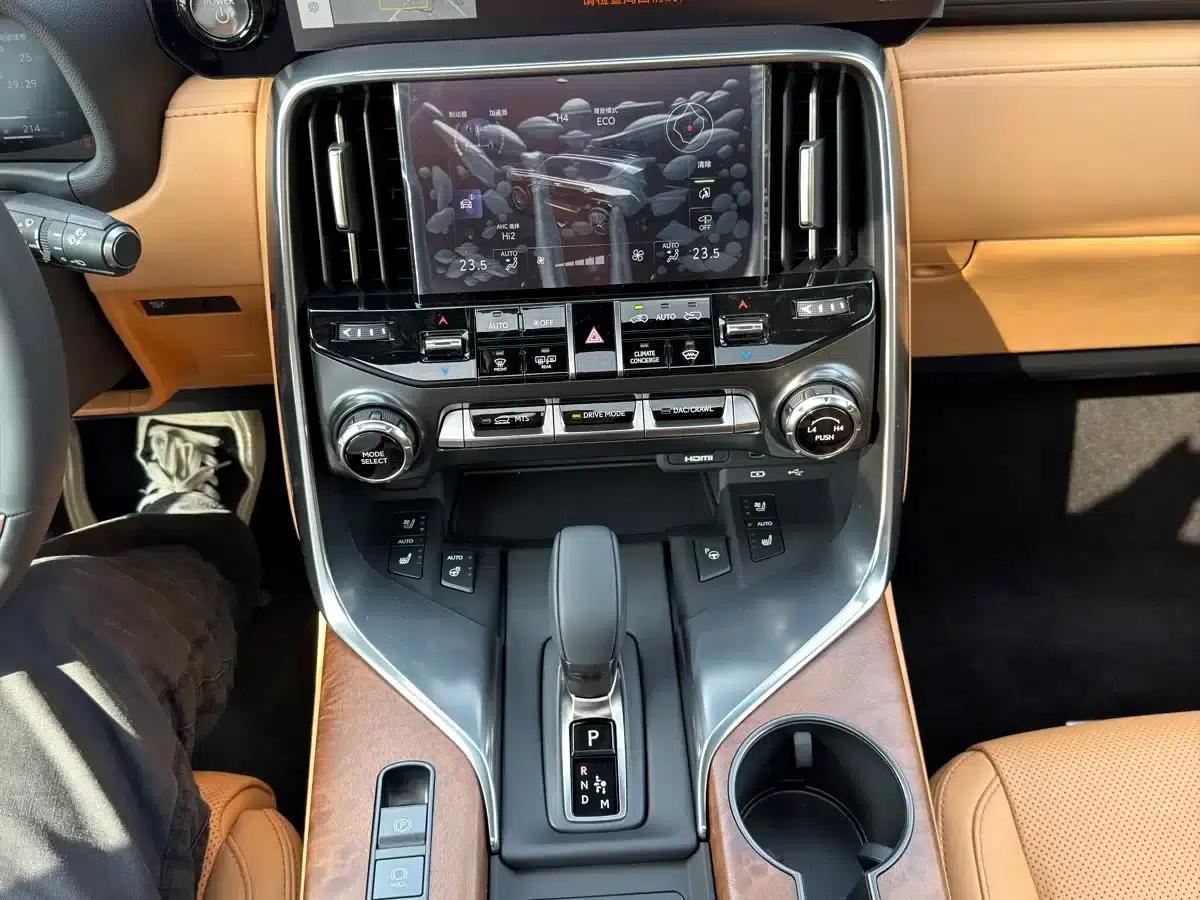 Lexus LX 2025 700h Territory Edition — миниатюра 13