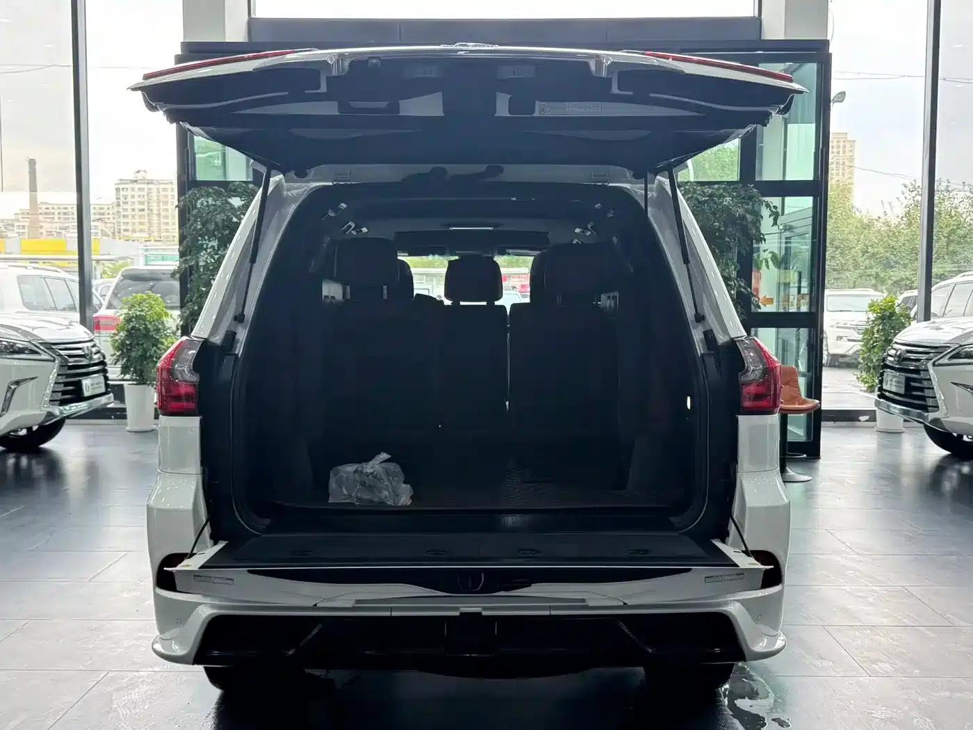 Lexus LX 2019 5.7L Middle East Limited Edition — миниатюра 11