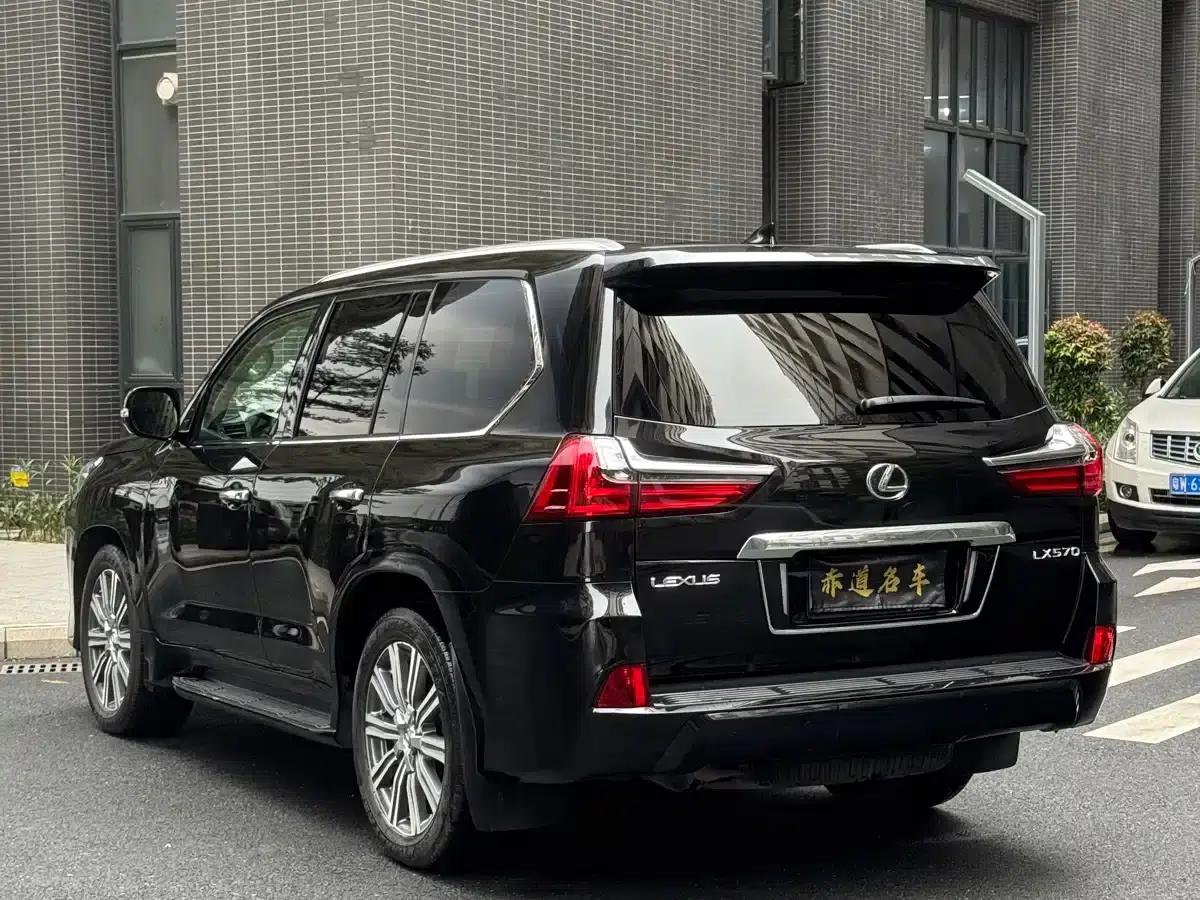 2016 Lexus LX 570 Premium Luxury Edition — миниатюра 2
