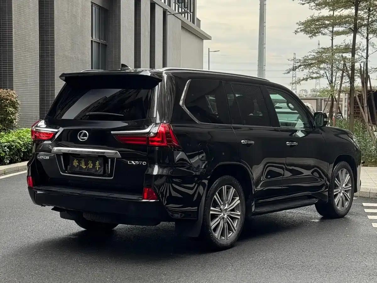 2016 Lexus LX 570 Premium Luxury Edition — миниатюра 3
