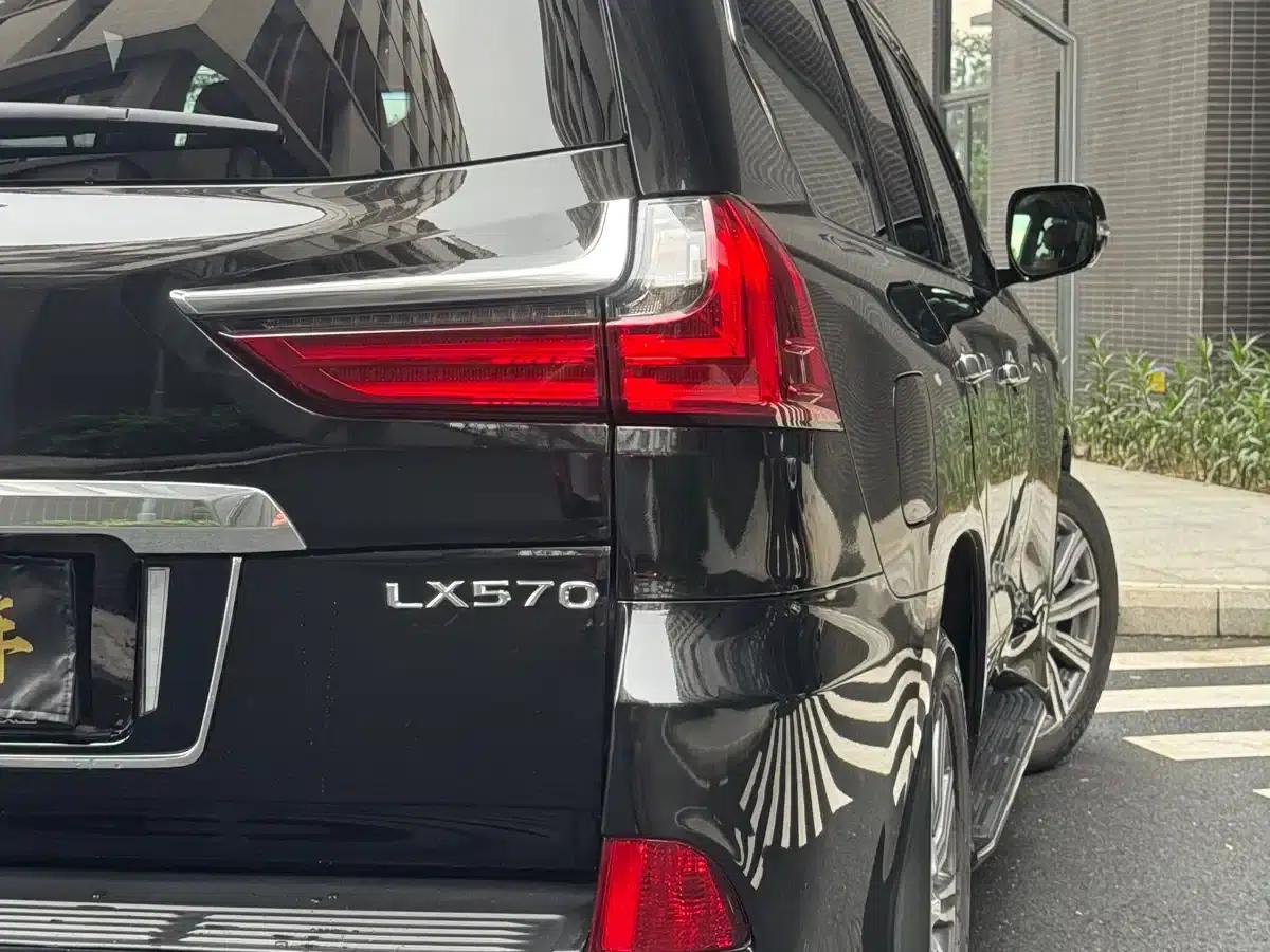 2016 Lexus LX 570 Premium Luxury Edition — миниатюра 7