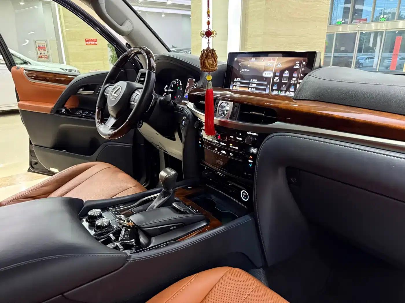 2017 Lexus LX 570 Dynamic Luxury Edition — миниатюра 12