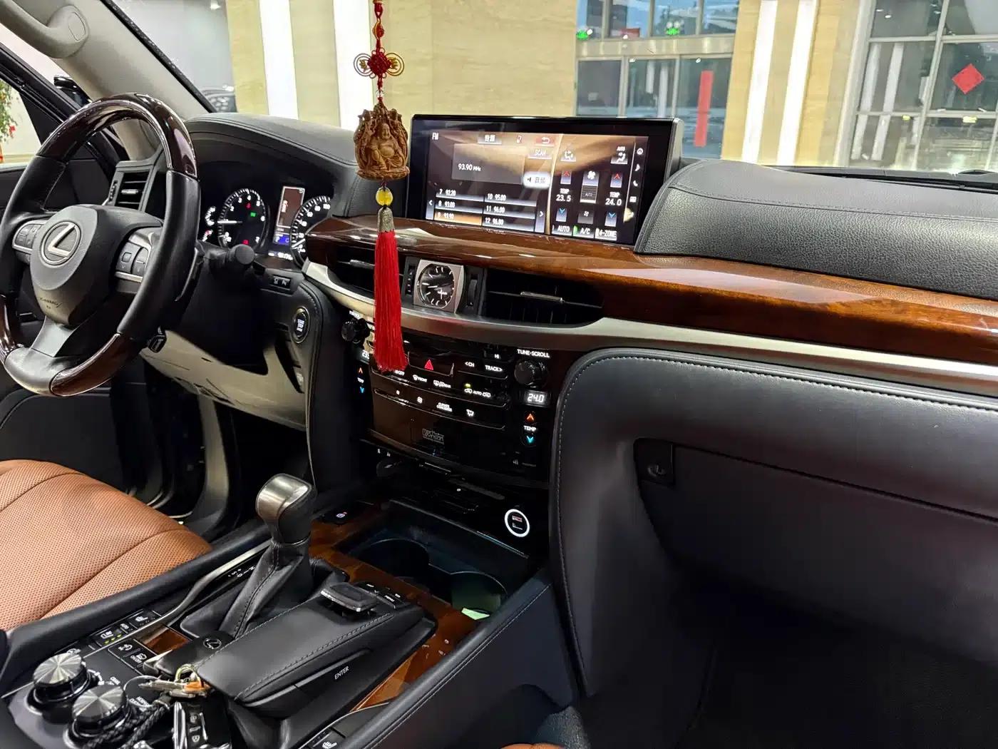 2017 Lexus LX 570 Dynamic Luxury Edition — миниатюра 14