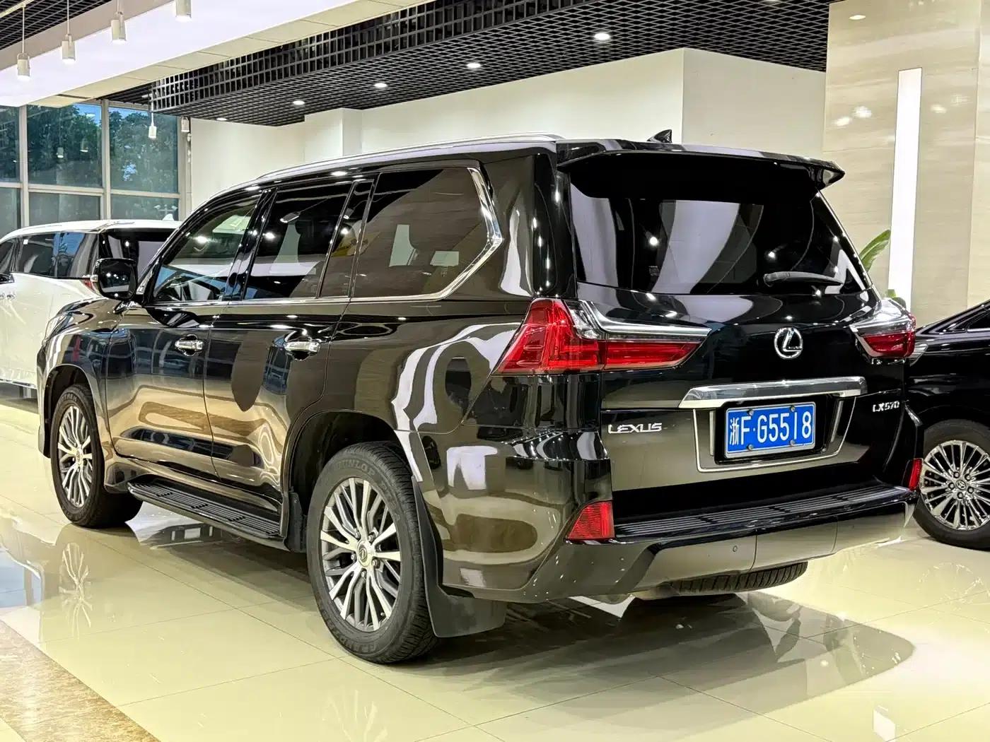 2017 Lexus LX 570 Dynamic Luxury Edition — миниатюра 3