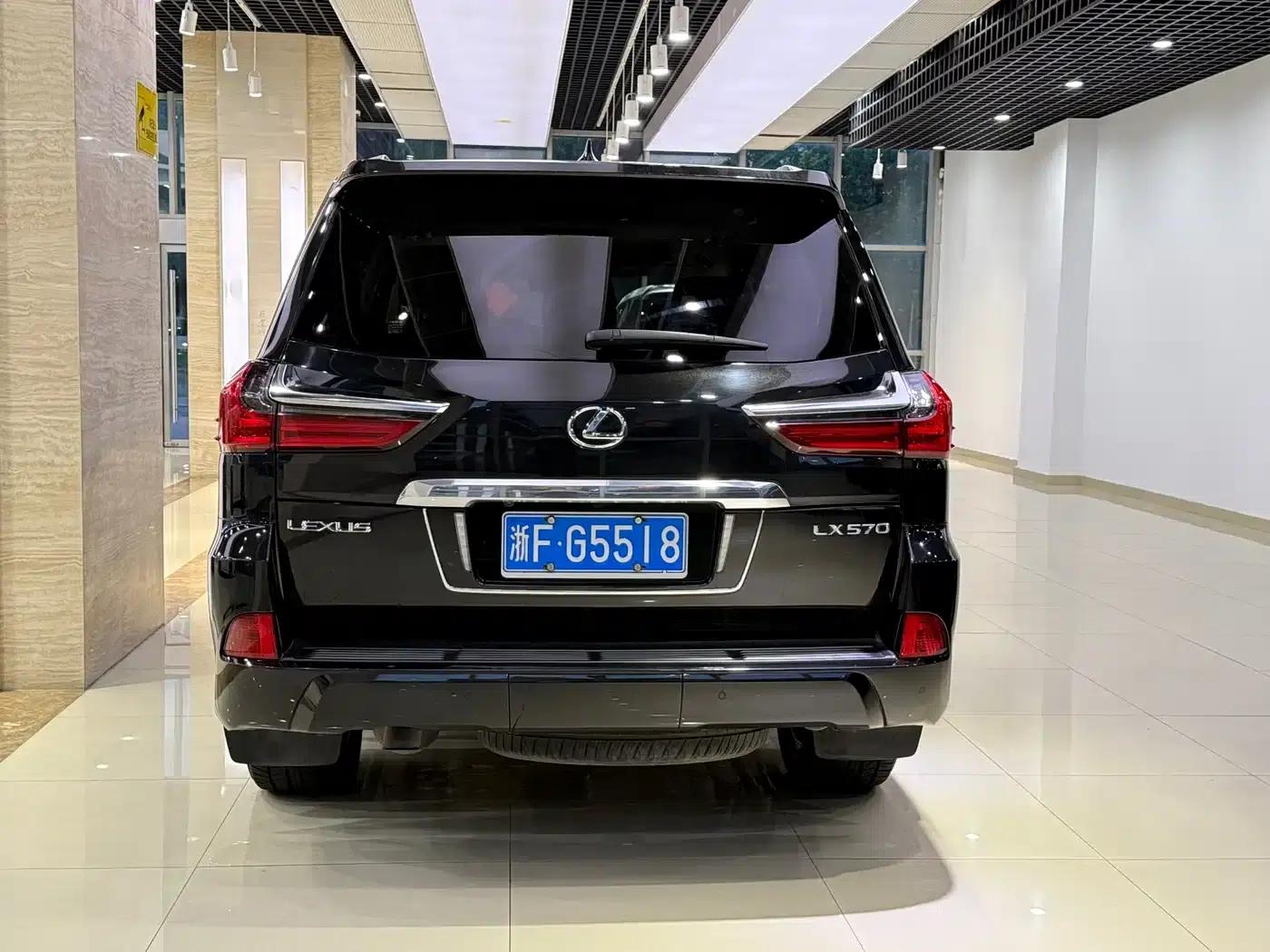 2017 Lexus LX 570 Dynamic Luxury Edition — миниатюра 4