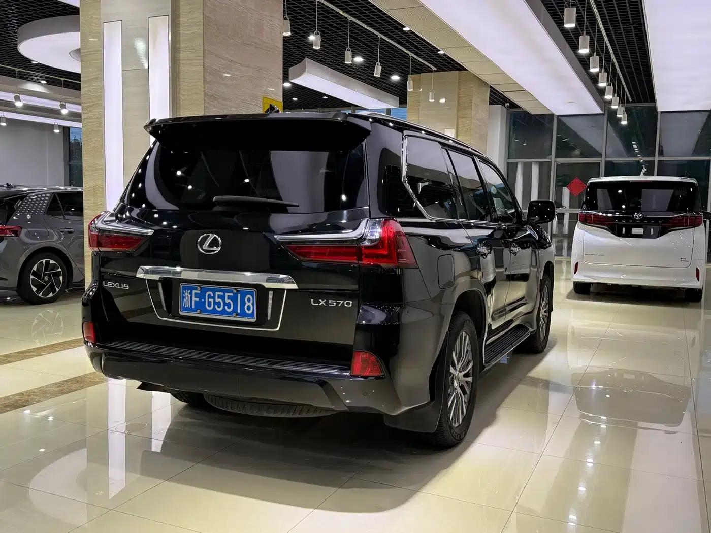 2017 Lexus LX 570 Dynamic Luxury Edition — миниатюра 5