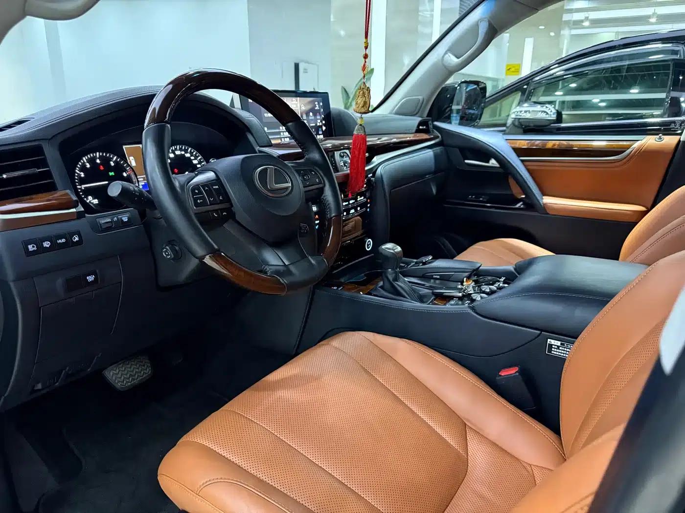 2017 Lexus LX 570 Dynamic Luxury Edition — миниатюра 6
