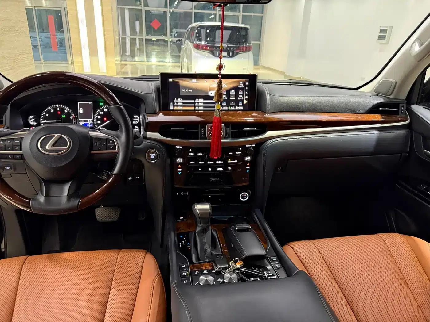 2017 Lexus LX 570 Dynamic Luxury Edition — миниатюра 8