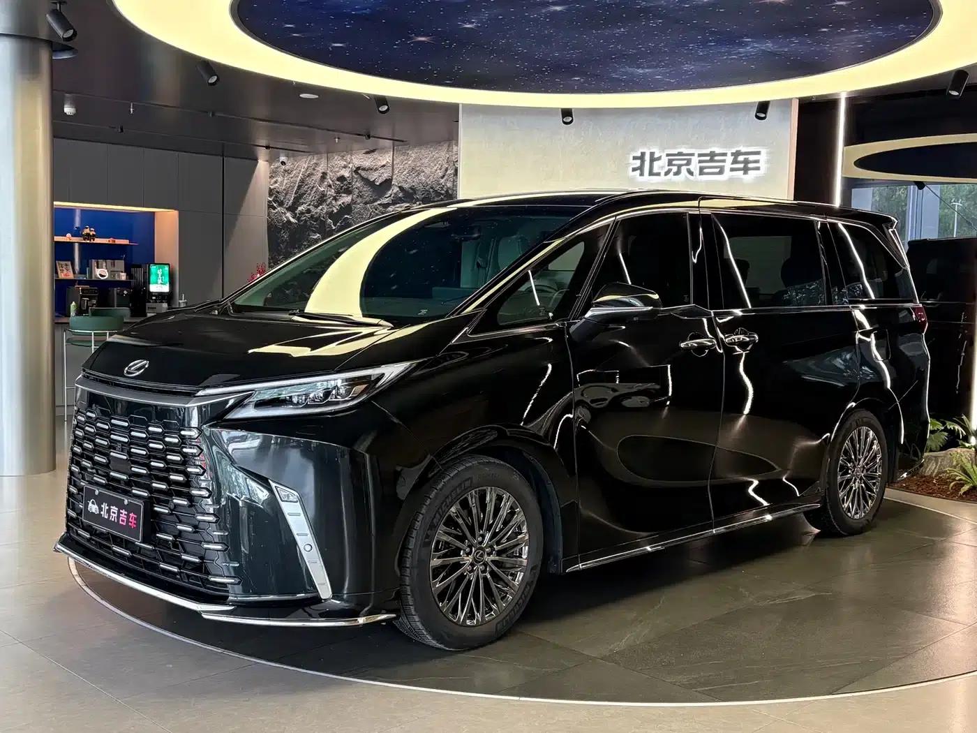 Lexus LM 500h 2025 Four-Seat Executive Edition — миниатюра 1