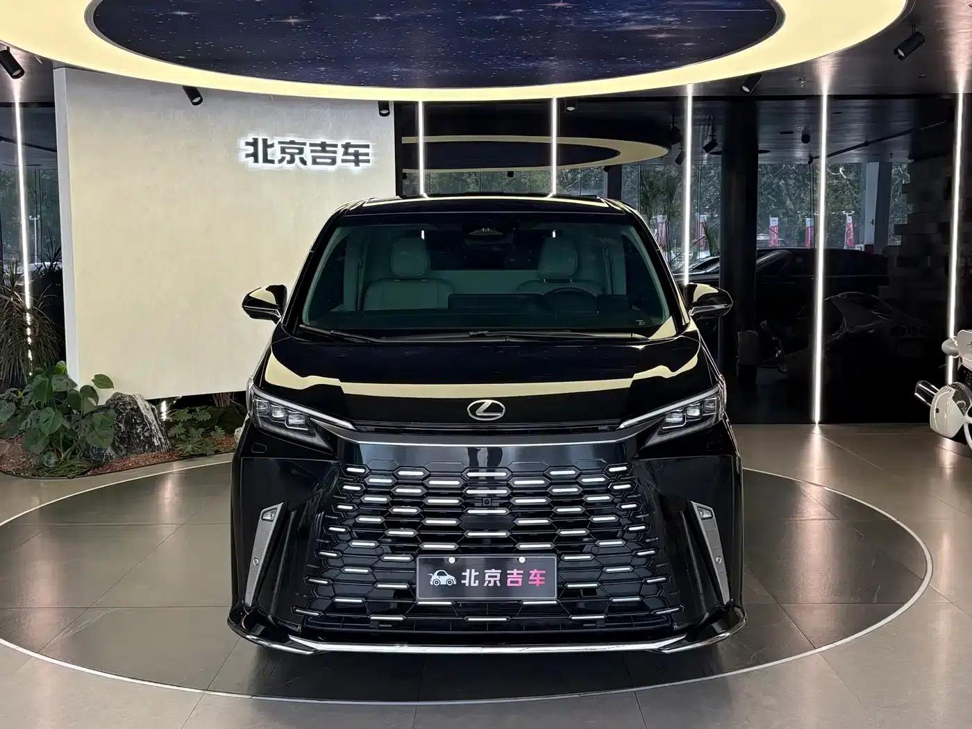 Lexus LM 500h 2025 Four-Seat Executive Edition — миниатюра 2