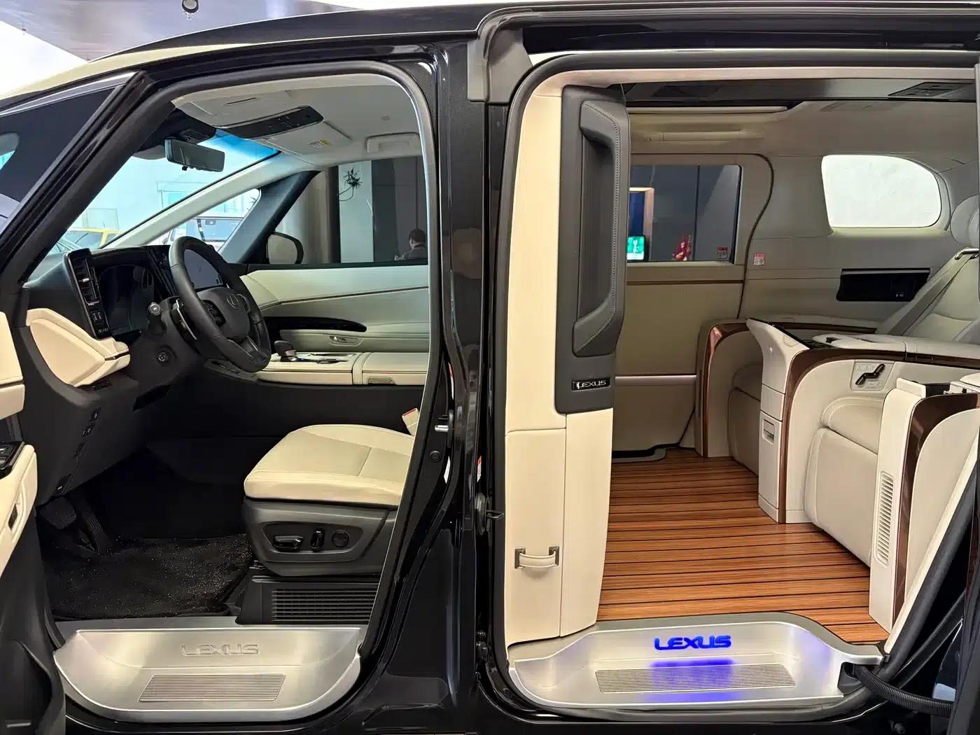 Lexus LM 500h 2025 Four-Seat Executive Edition — миниатюра 14