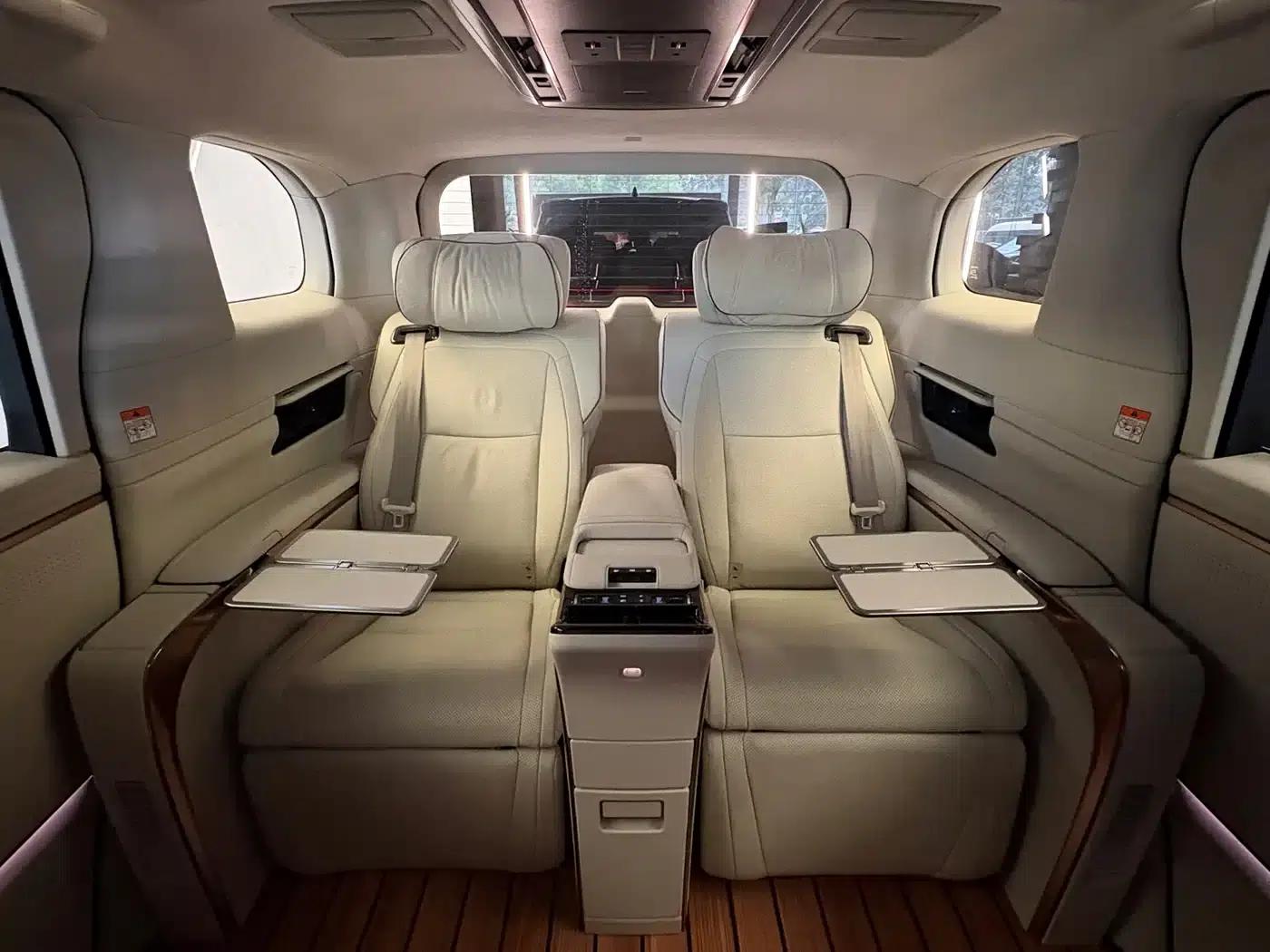 Lexus LM 500h 2025 Four-Seat Executive Edition — миниатюра 17