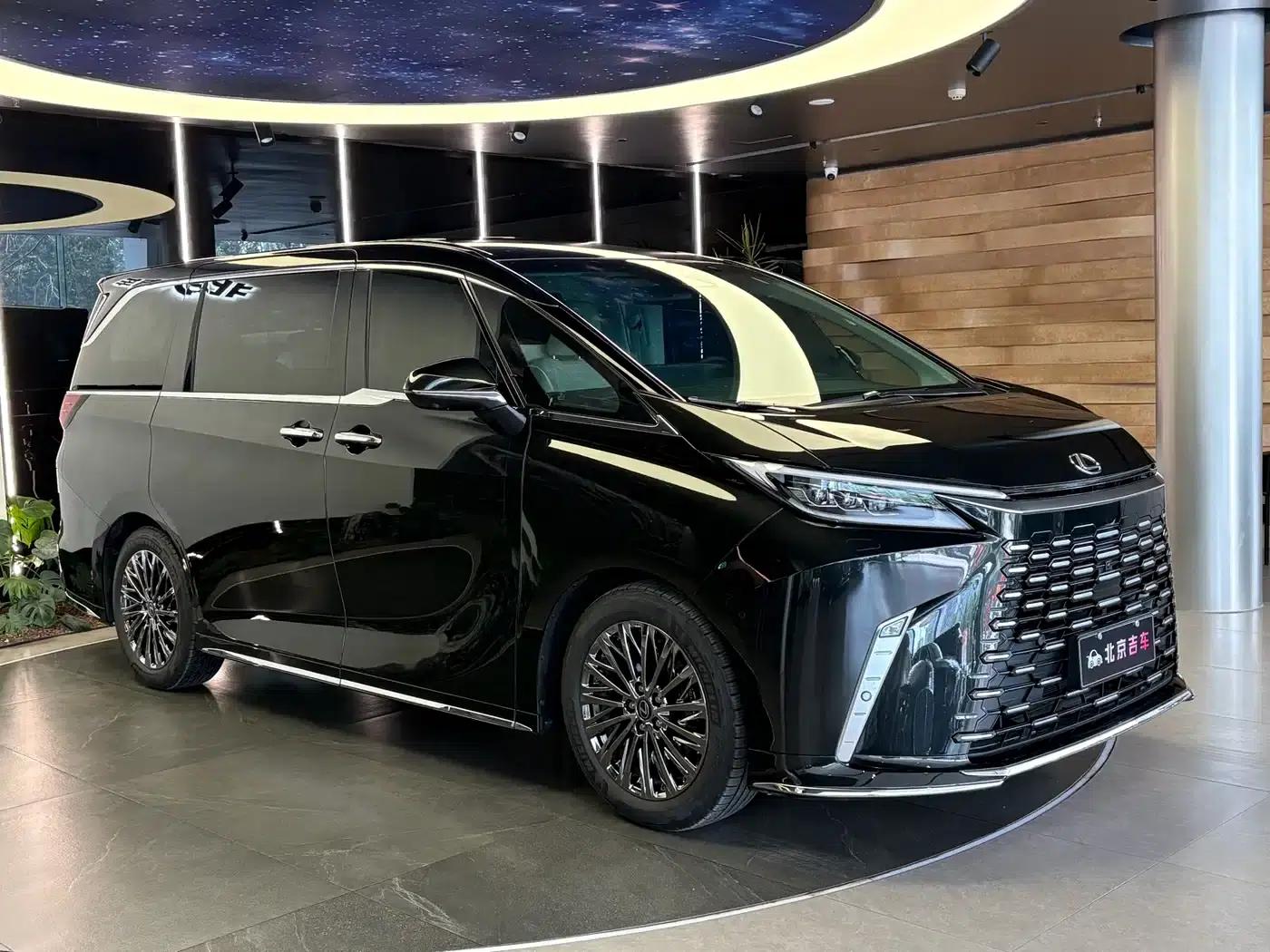 Lexus LM 500h 2025 Four-Seat Executive Edition — миниатюра 3