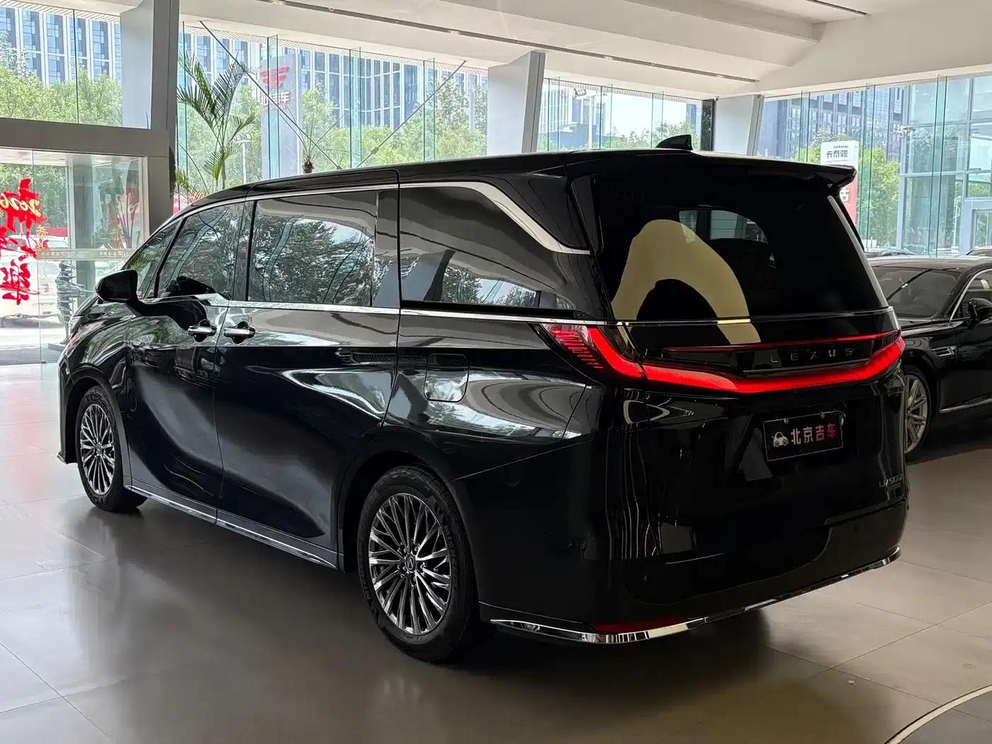 Lexus LM 500h 2025 Four-Seat Executive Edition — миниатюра 4