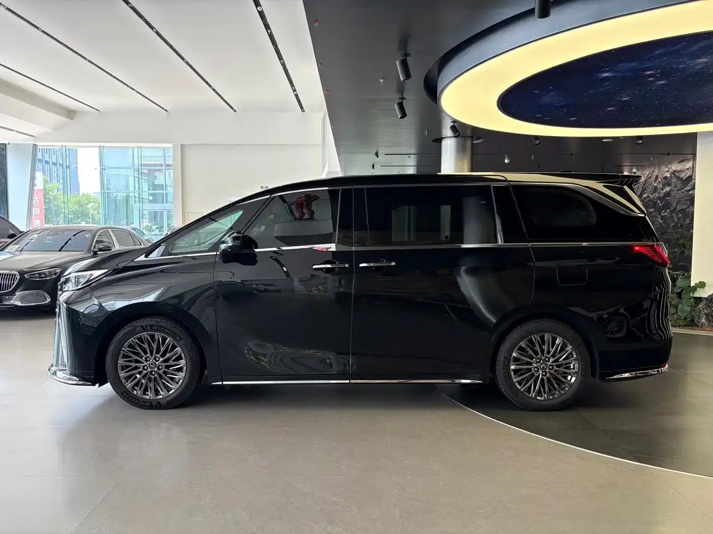 Lexus LM 500h 2025 Four-Seat Executive Edition — миниатюра 7