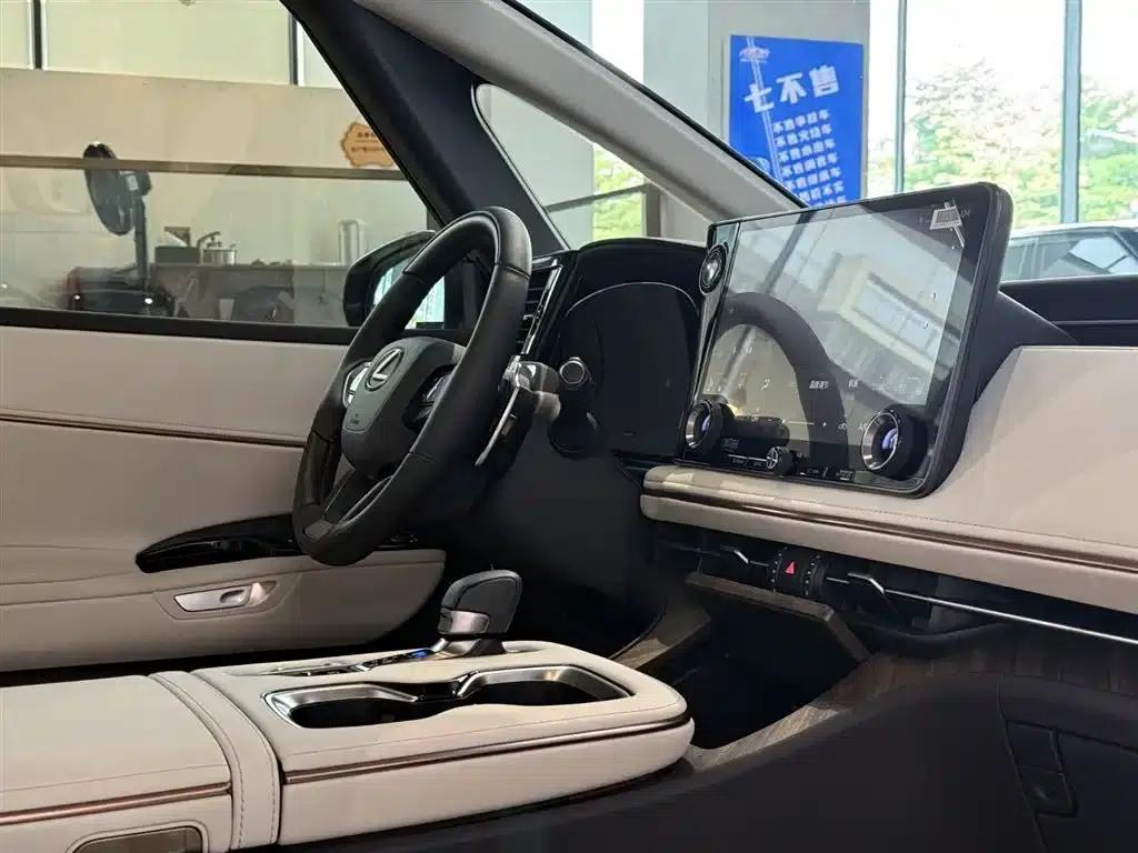 Lexus LM 2025 500h Six-Seat Premium Edition — миниатюра 15