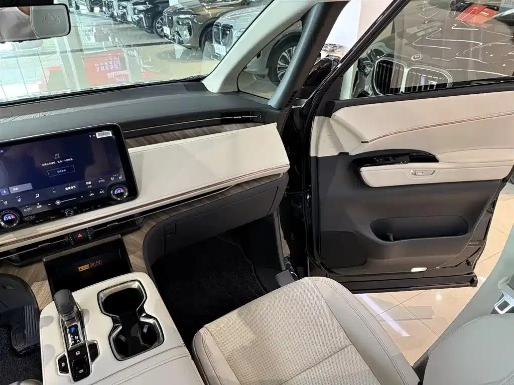 Lexus LM 2025 500h Six-Seat Premium Edition — миниатюра 18