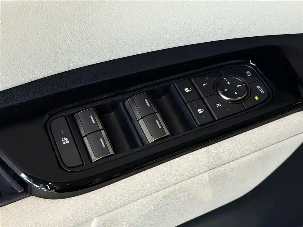 Lexus LM 2025 500h Six-Seat Premium Edition — миниатюра 22