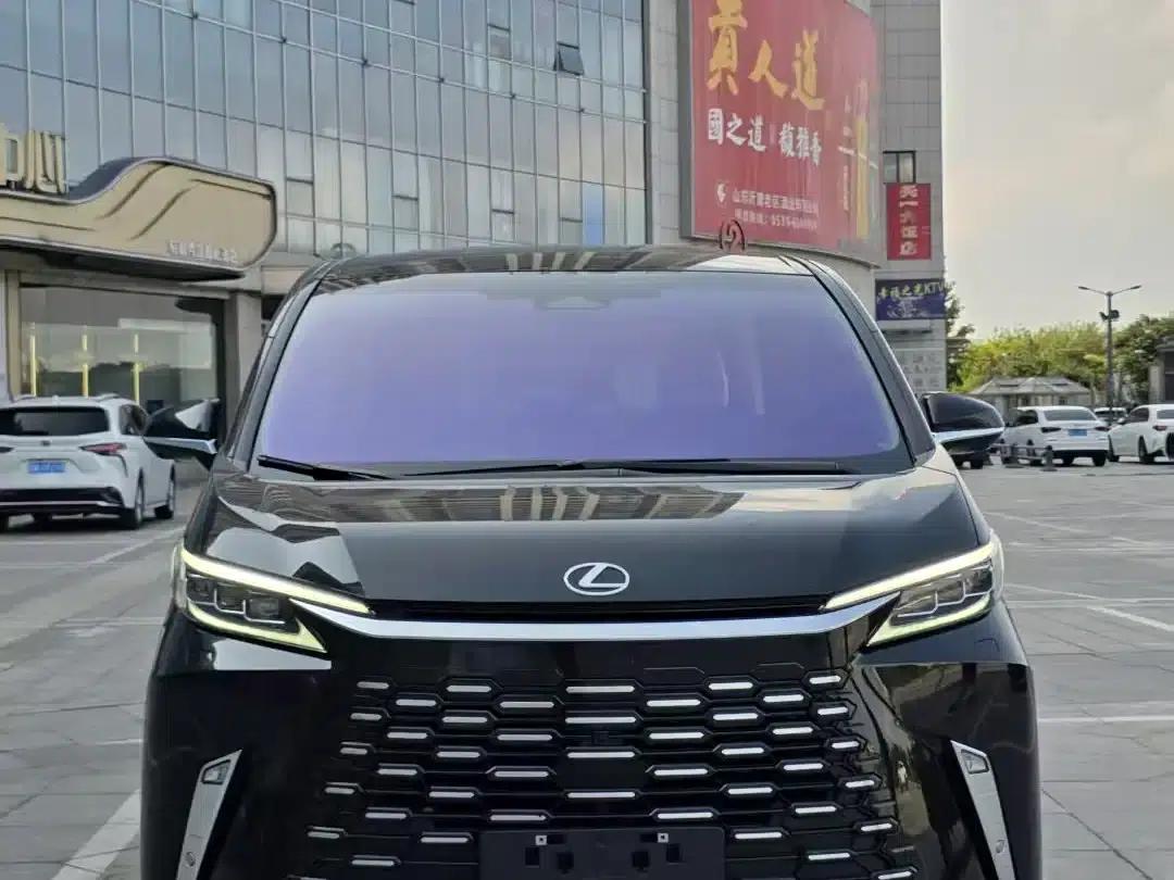 Lexus LM 2025 500h Six-Seat Premium Edition — миниатюра 1