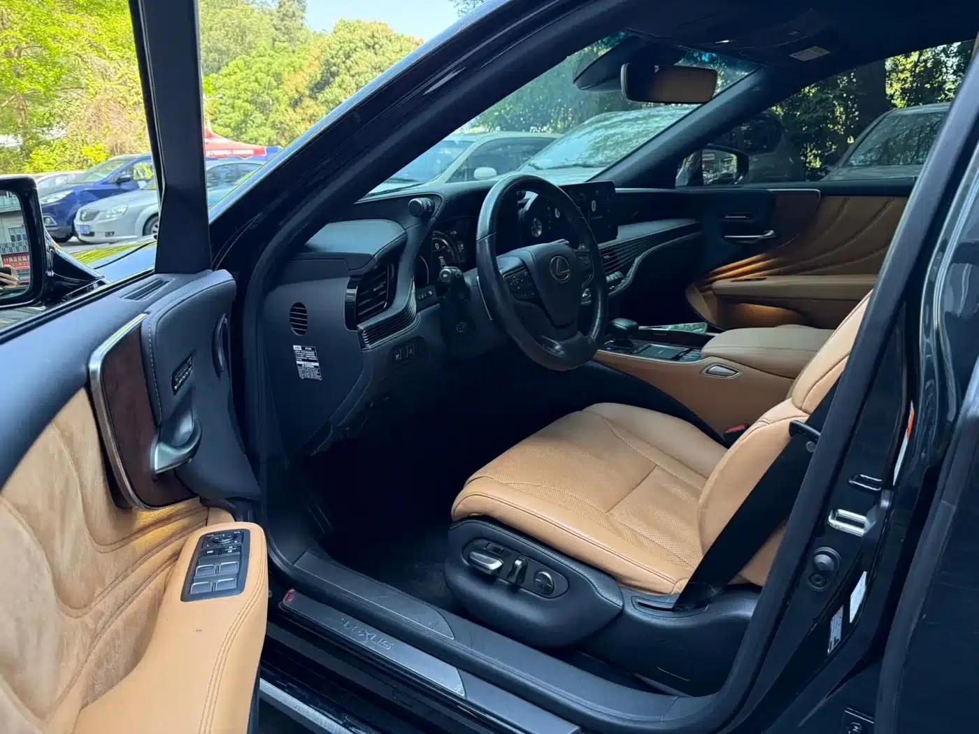 Lexus LS 2021 500h Premium Edition — миниатюра 4