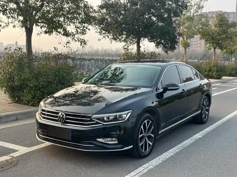 2020 Volkswagen Passat 330TSI DSG Leading Edition — миниатюра 1