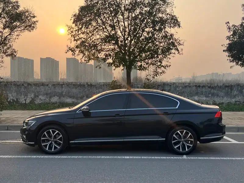 2020 Volkswagen Passat 330TSI DSG Leading Edition — миниатюра 3