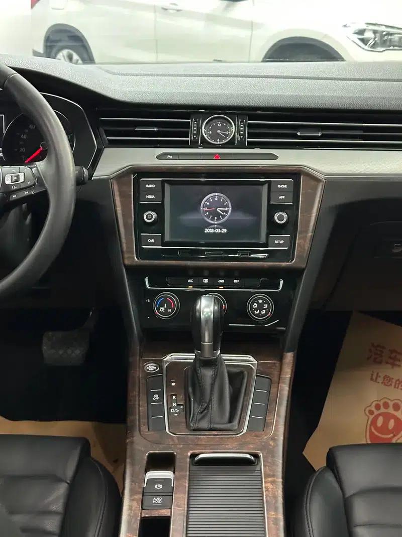 2018 Volkswagen Passat 330TSI DSG Leading Edition — миниатюра 12