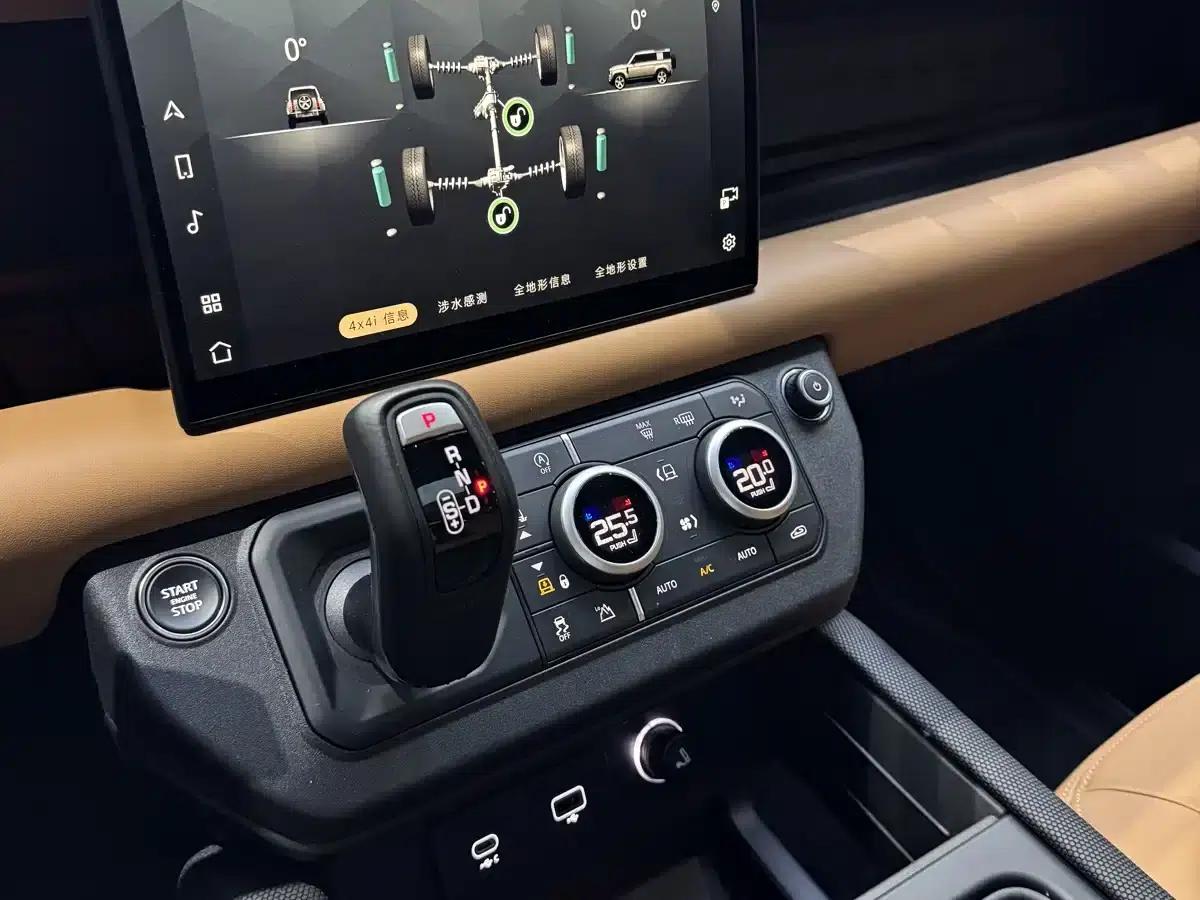 2024 Land Rover Defender 110 5.0T V8 — миниатюра 16