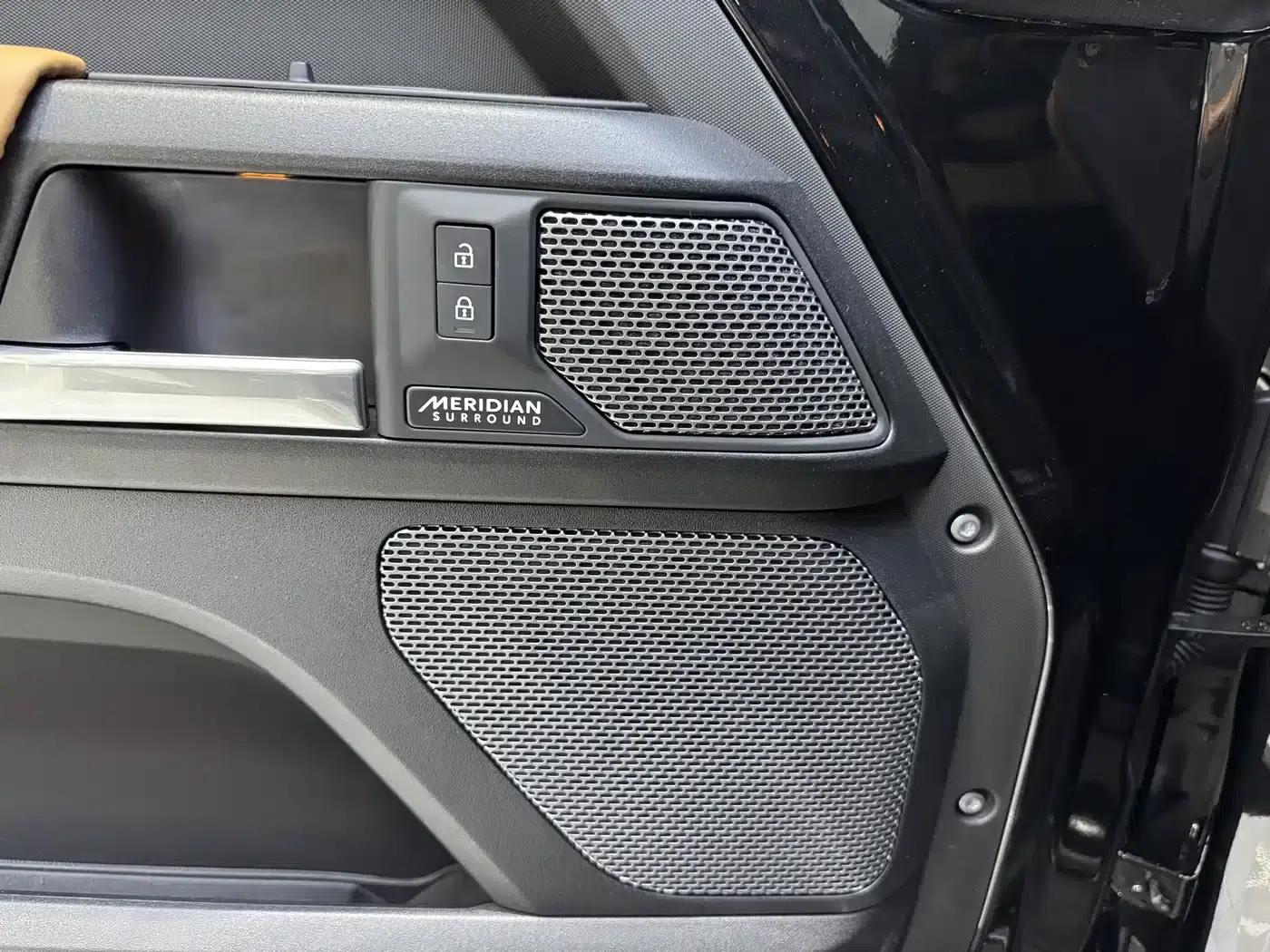 2024 Land Rover Defender 110 5.0T V8 — миниатюра 10