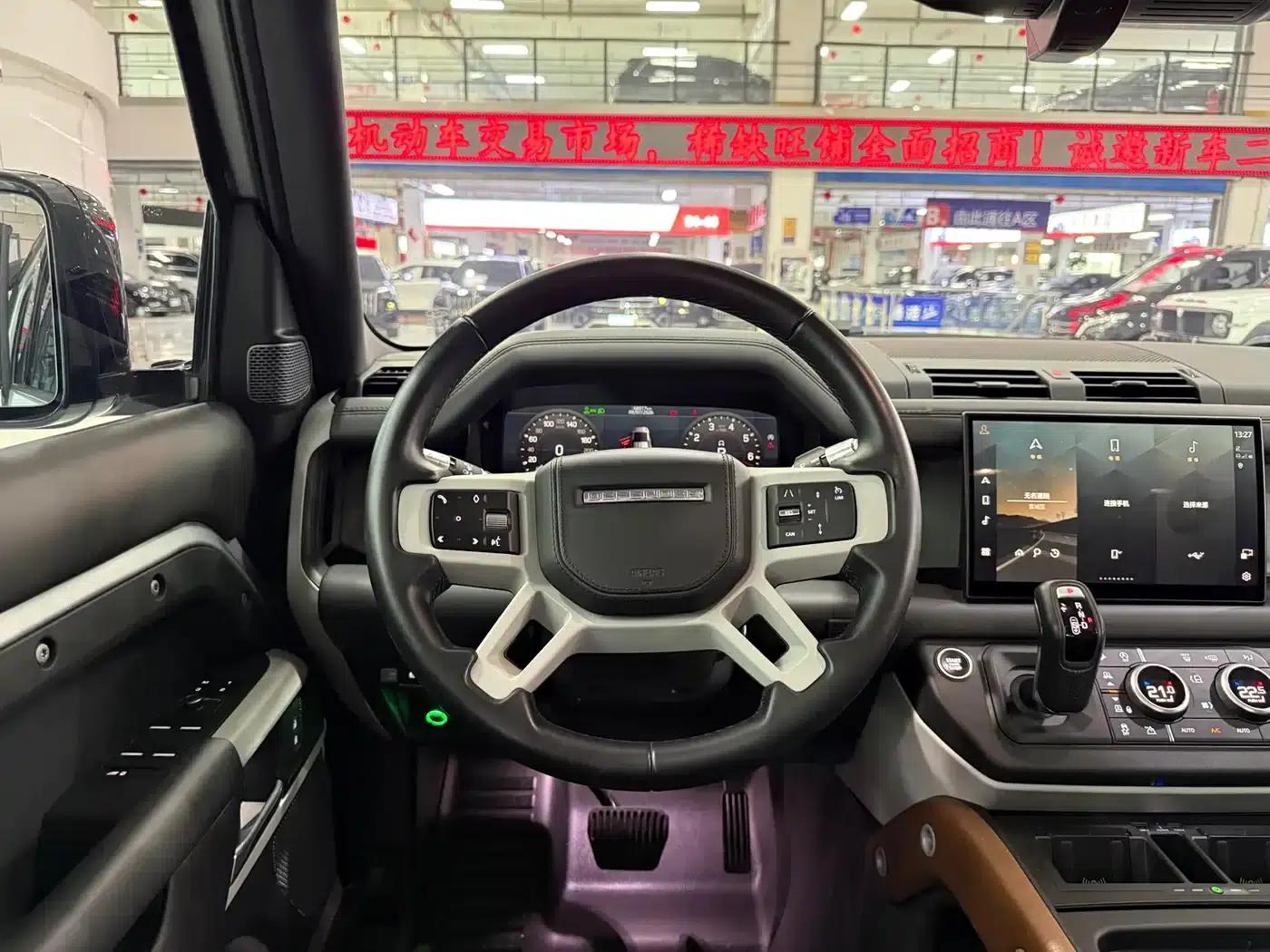 2022 Land Rover Defender 110 P400 Dark Edition — миниатюра 13
