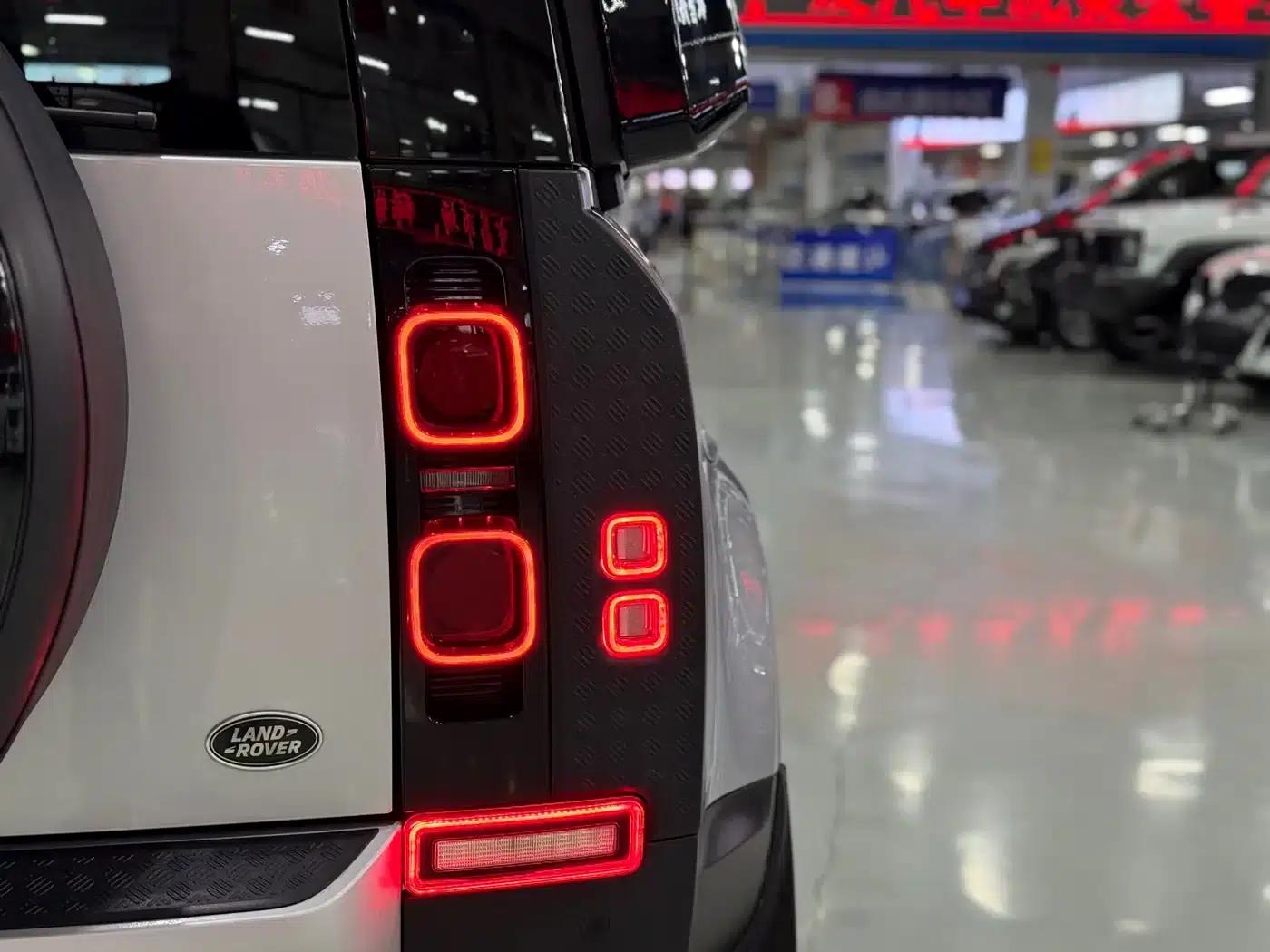 2022 Land Rover Defender 110 P400 Dark Edition — миниатюра 8