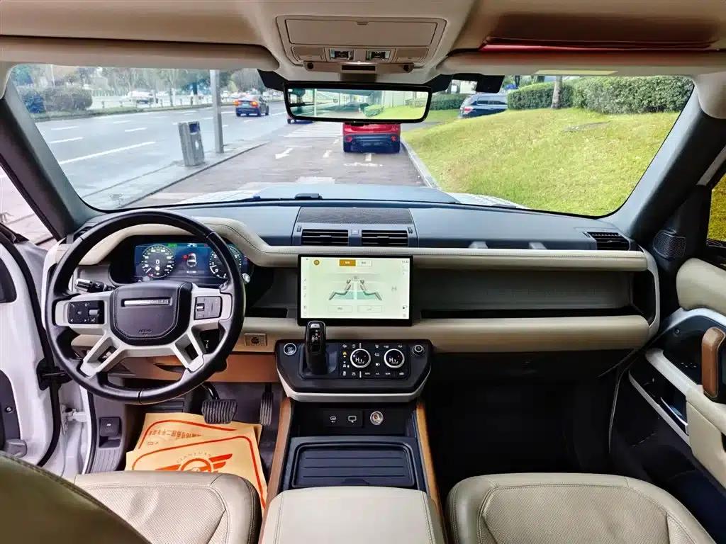 Land Rover Defender 2022 90 2.0T P300 Tiger Edition — миниатюра 11