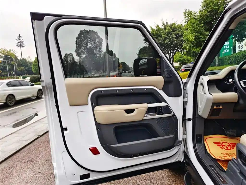 Land Rover Defender 2022 90 2.0T P300 Tiger Edition — миниатюра 6