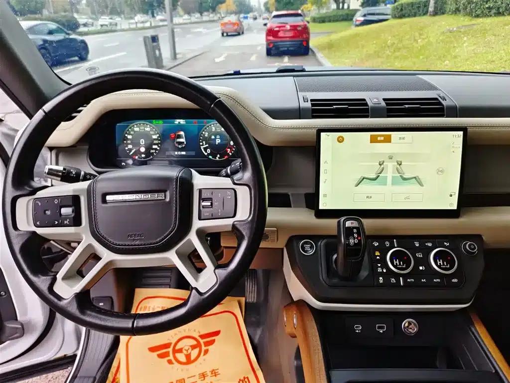 Land Rover Defender 2022 90 2.0T P300 Tiger Edition — миниатюра 10