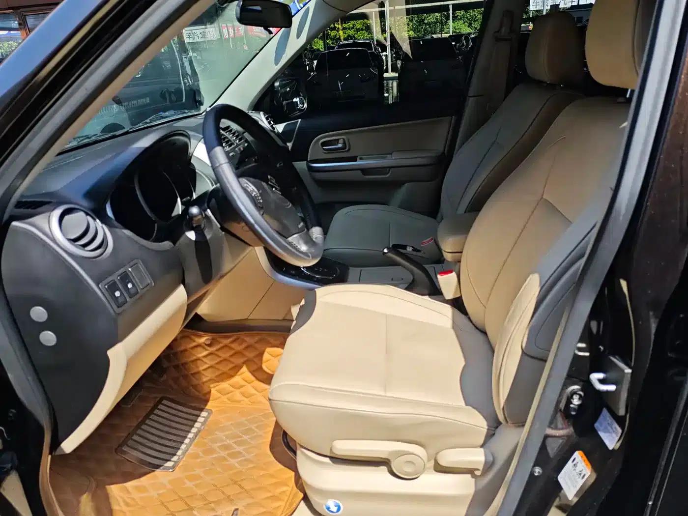 2012 Grand Vitara 2.4L AT Luxury Navigation 5-Door Edition — миниатюра 4