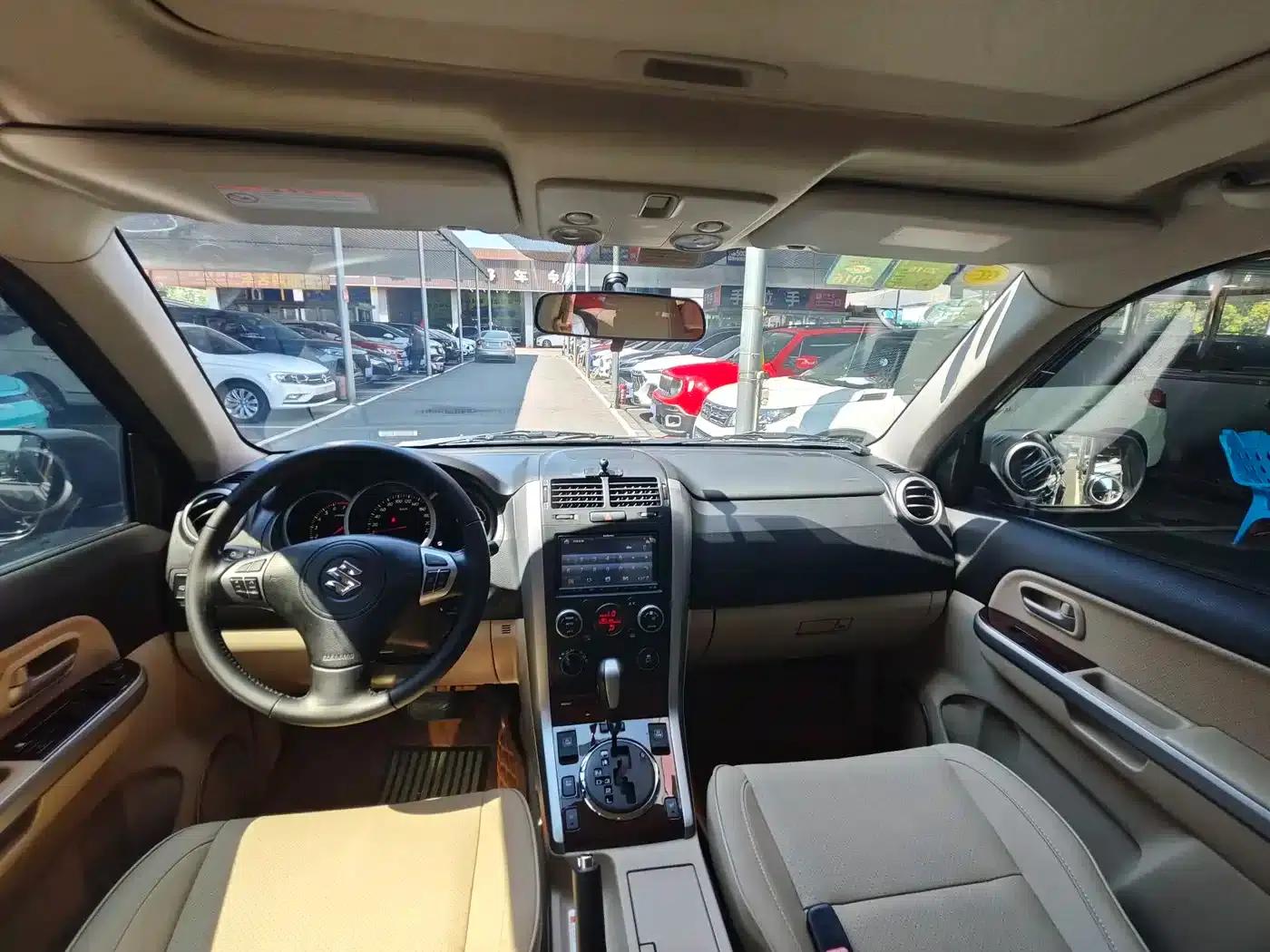 2012 Grand Vitara 2.4L AT Luxury Navigation 5-Door Edition — миниатюра 9