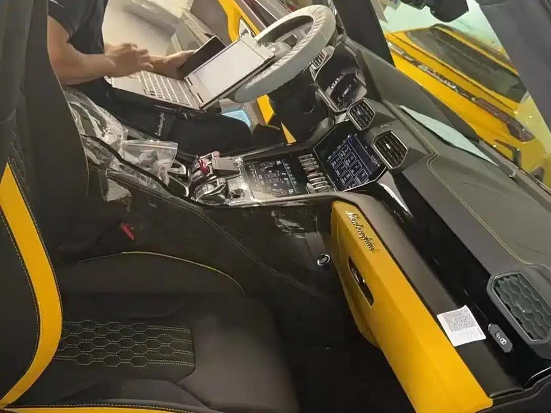 2023 Urus 4.0T V8 S — миниатюра 5