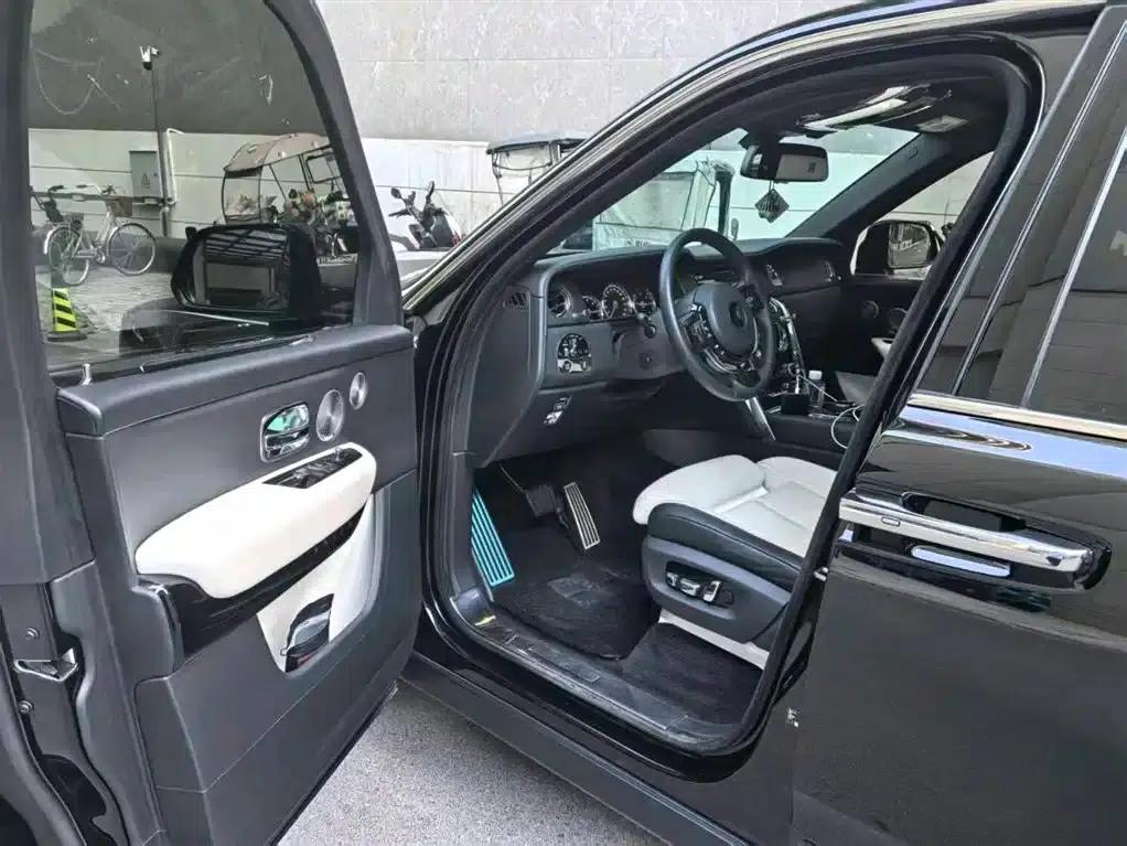 2024 Cullinan, four-seater version — миниатюра 6