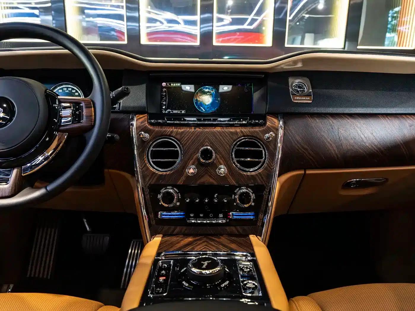2018 Cullinan, four-seater version — миниатюра 15