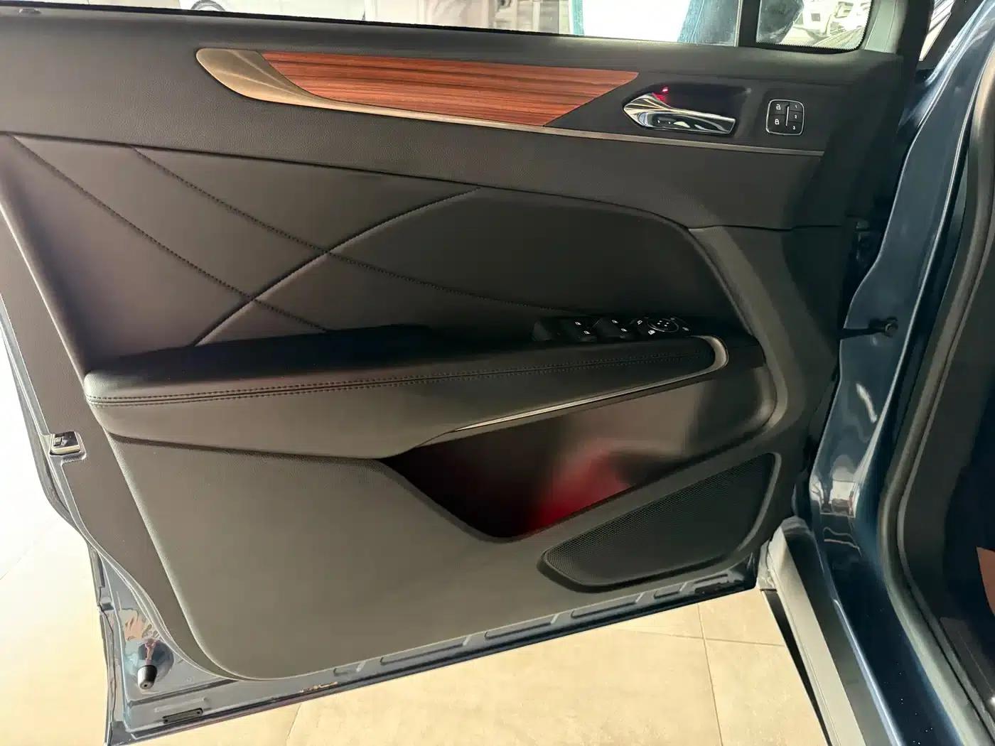 Lincoln MKC 2017 2.0T 2WD Premium Edition — миниатюра 11