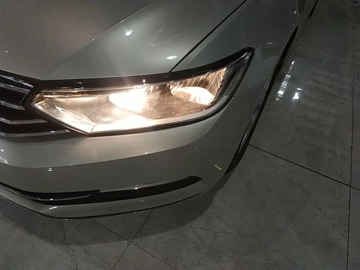 Volkswagen Magotan 2018 280TSI DSG Comfort Model — миниатюра 8