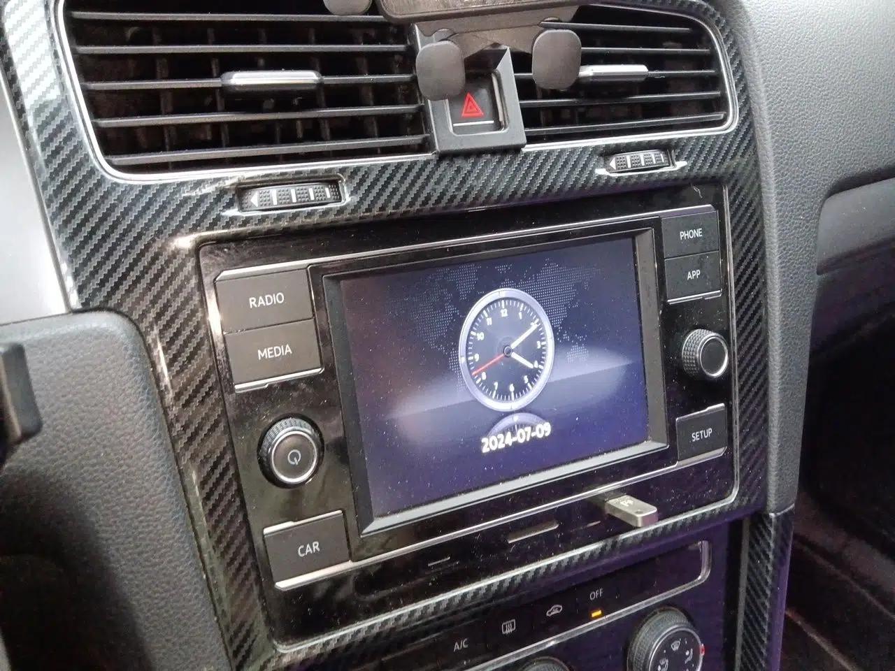 Volkswagen Golf 2014 1.6L Manual Fashion Edition — миниатюра 13
