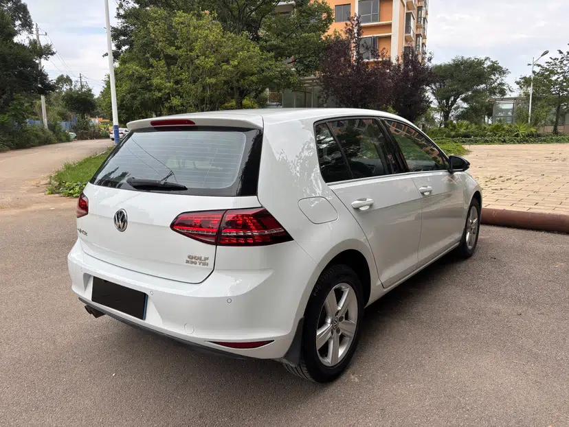 Volkswagen Golf 2016 230TSI Automatic Luxury Version — миниатюра 2