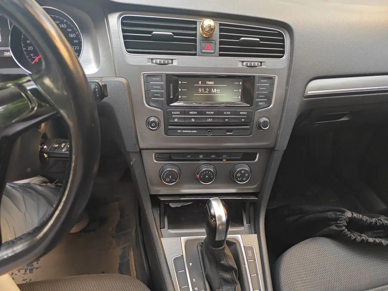 Volkswagen Golf 2015 1.6L Automatic Comfort Model — миниатюра 13