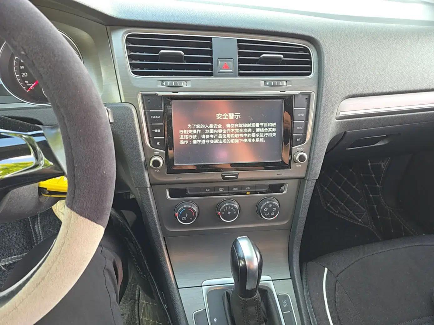 Volkswagen Golf 2015 1.6L Automatic Comfort Model — миниатюра 13