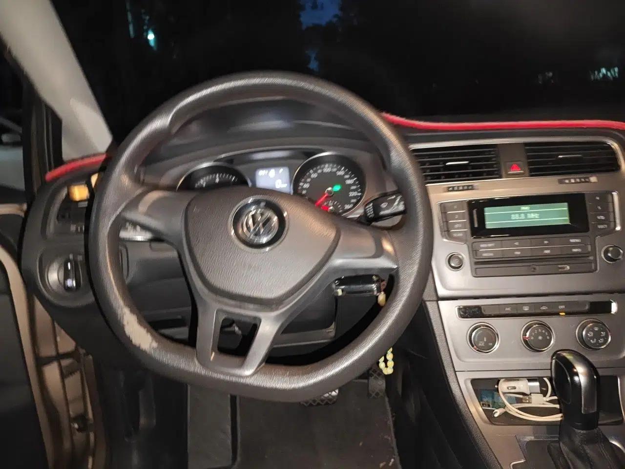 Volkswagen Golf 2015 1.6L Automatic Fashion Model — миниатюра 10
