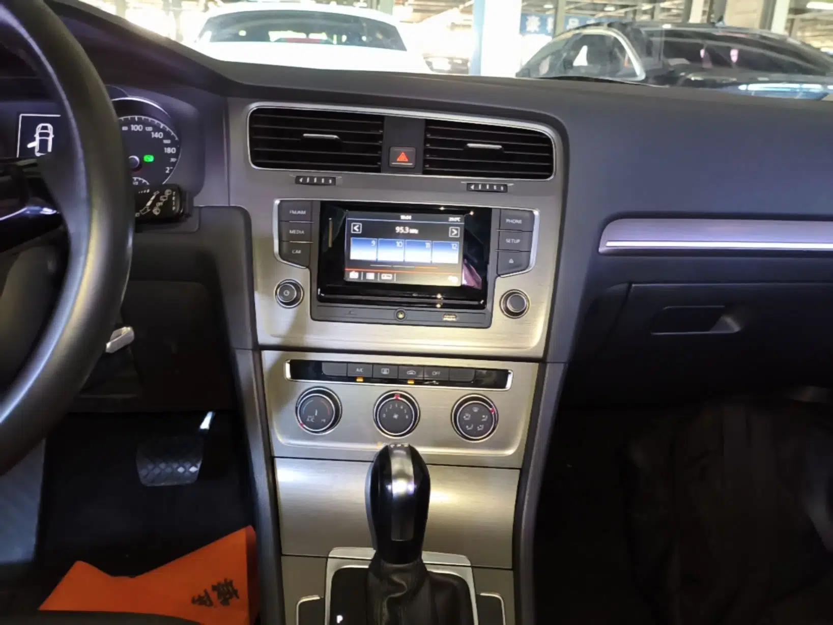 Volkswagen Golf 2016 230TSI Automatic Comfort Version — миниатюра 15